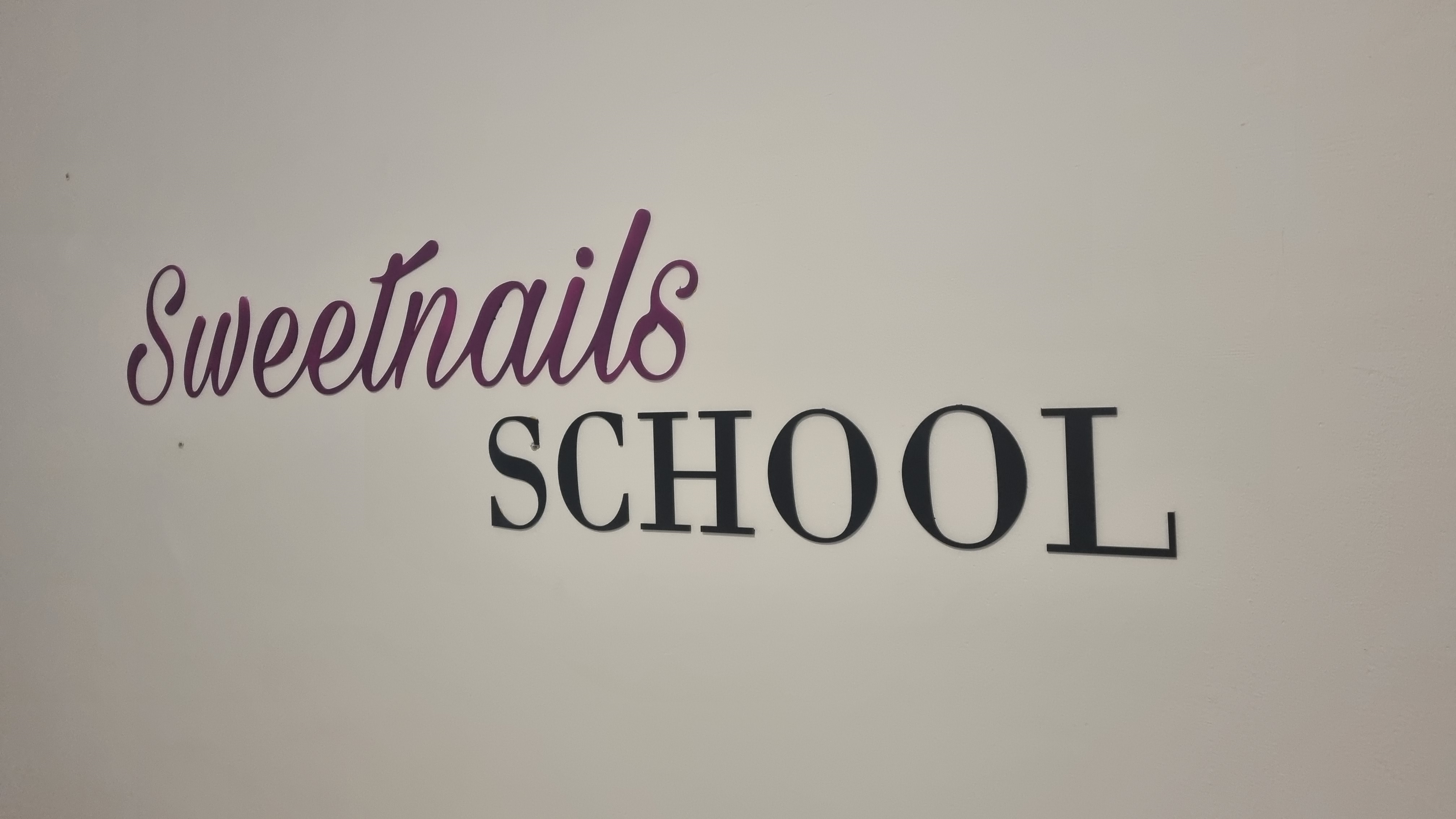 Nesv?teln? p?smena a loga Sweetnails School